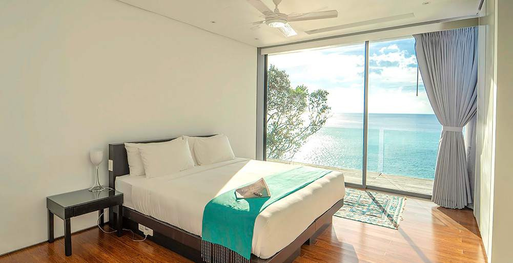 Villa Amanzi Kamala - Guest bedroom with beautiful sea view