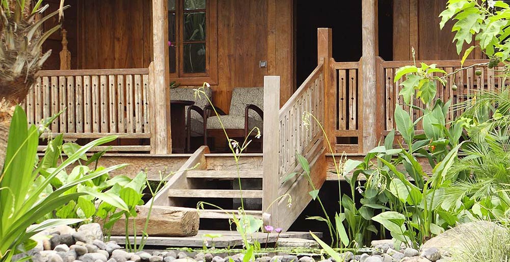 Villa Radha - The villa and pond